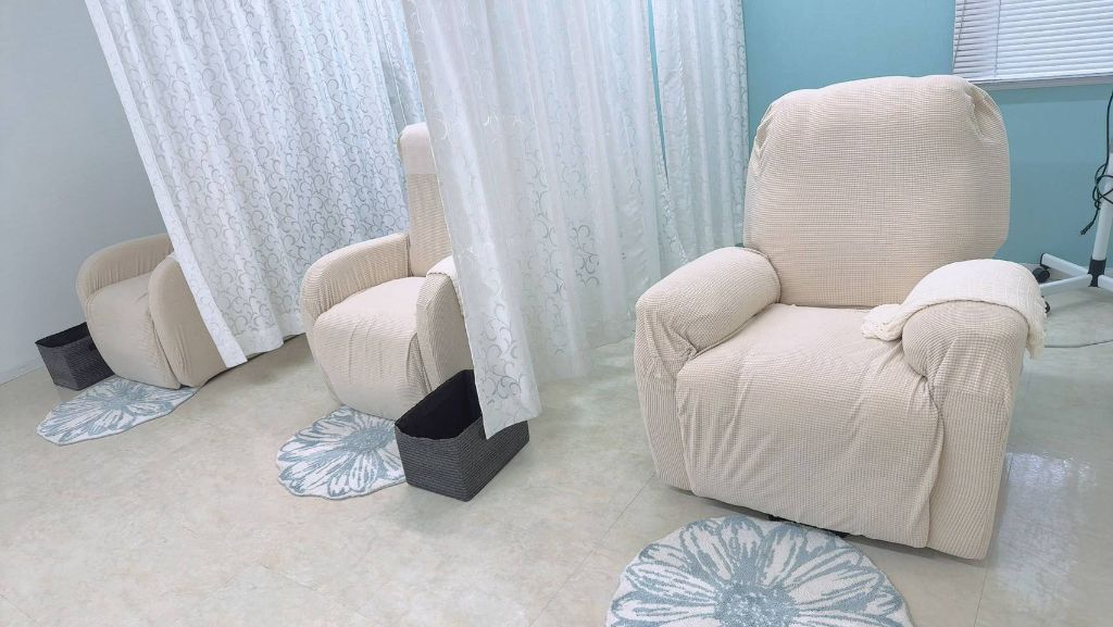 Ark nail & eyebeautyのまつげ専用スペース。半個室のカーテンで仕切られた落ち着いた施術ブース