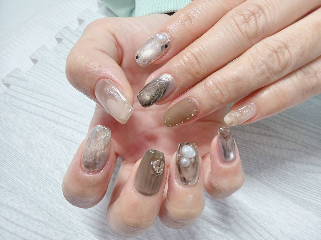 南森町Arkのニュアンスネイル。パールとストーンをあしらったしっとりとしたデザイン